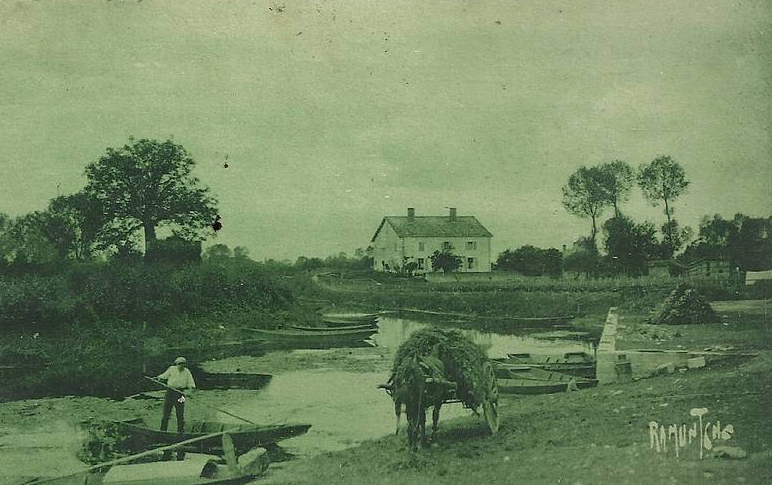 Homme sur barque