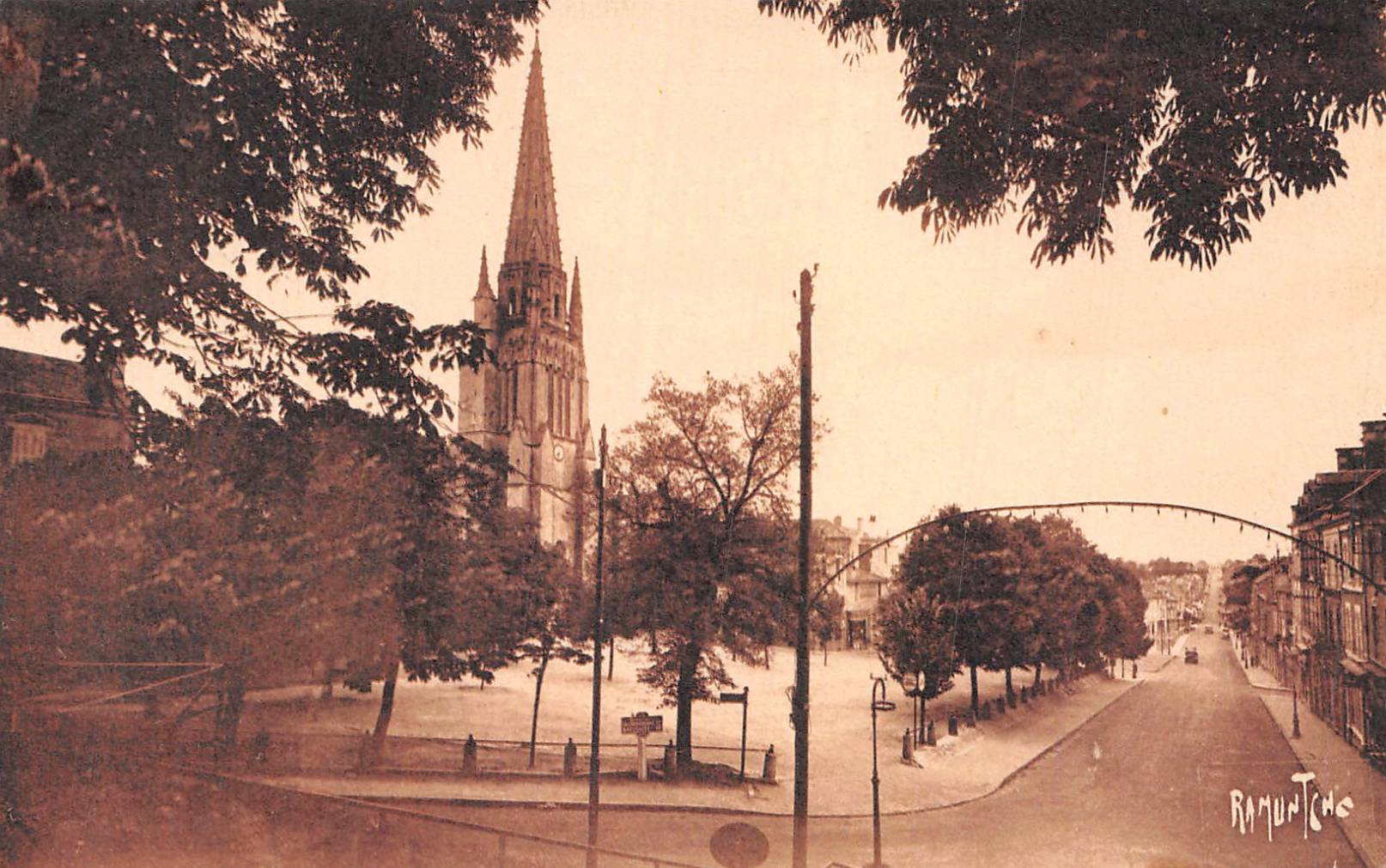 Notre-Dame et Perspective de la Rue de la République
